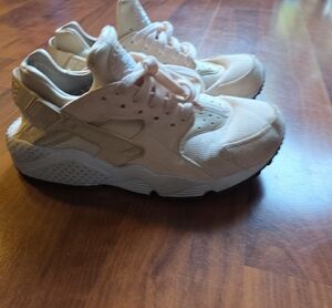 Lightweight Nike Corduroy Huaraches Athletic Sneakers in Beige